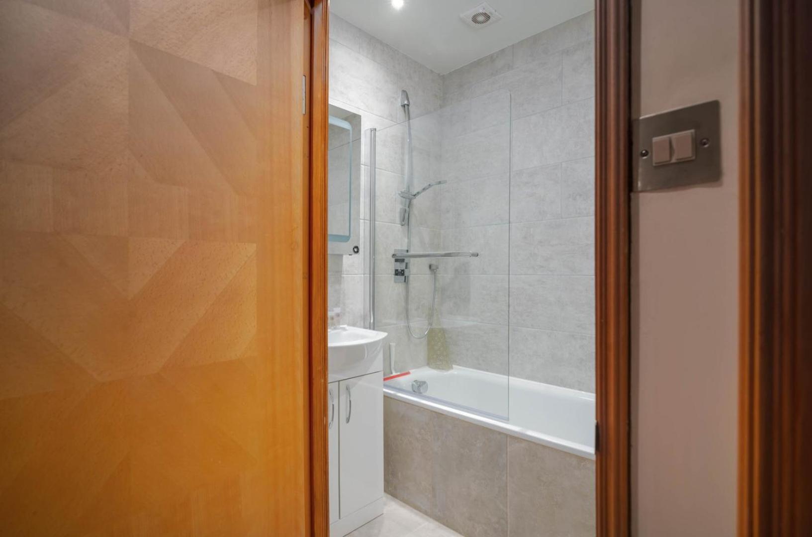 Guestready - Central Converted Mews In Bayswater Apartment London Exterior photo